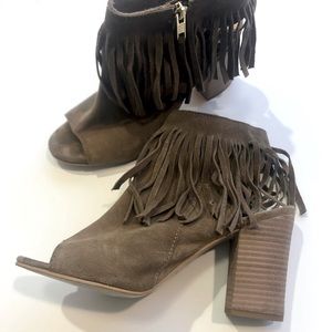 Carlos Santana Suede Fringe sandals with zipper detail. EUC.  Size 9.